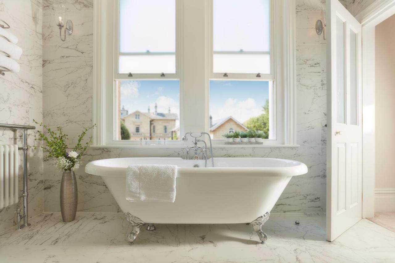 Bathen House Boutique Hotel Екстериор снимка A freestanding bathtub