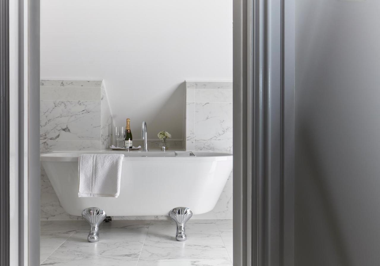 Bathen House Boutique Hotel Екстериор снимка A freestanding bathtub