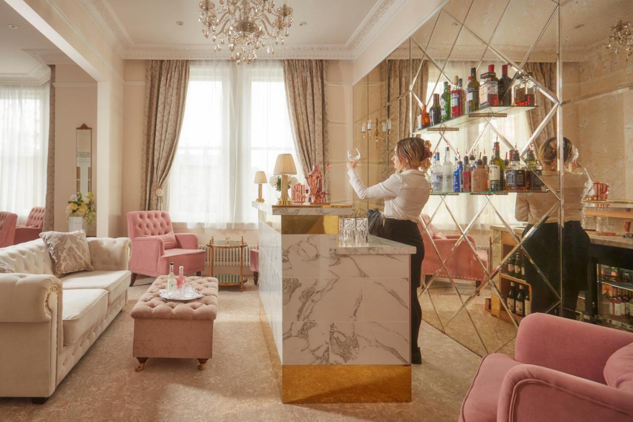 Bathen House Boutique Hotel Екстериор снимка The bar at the Hotel de Crillon