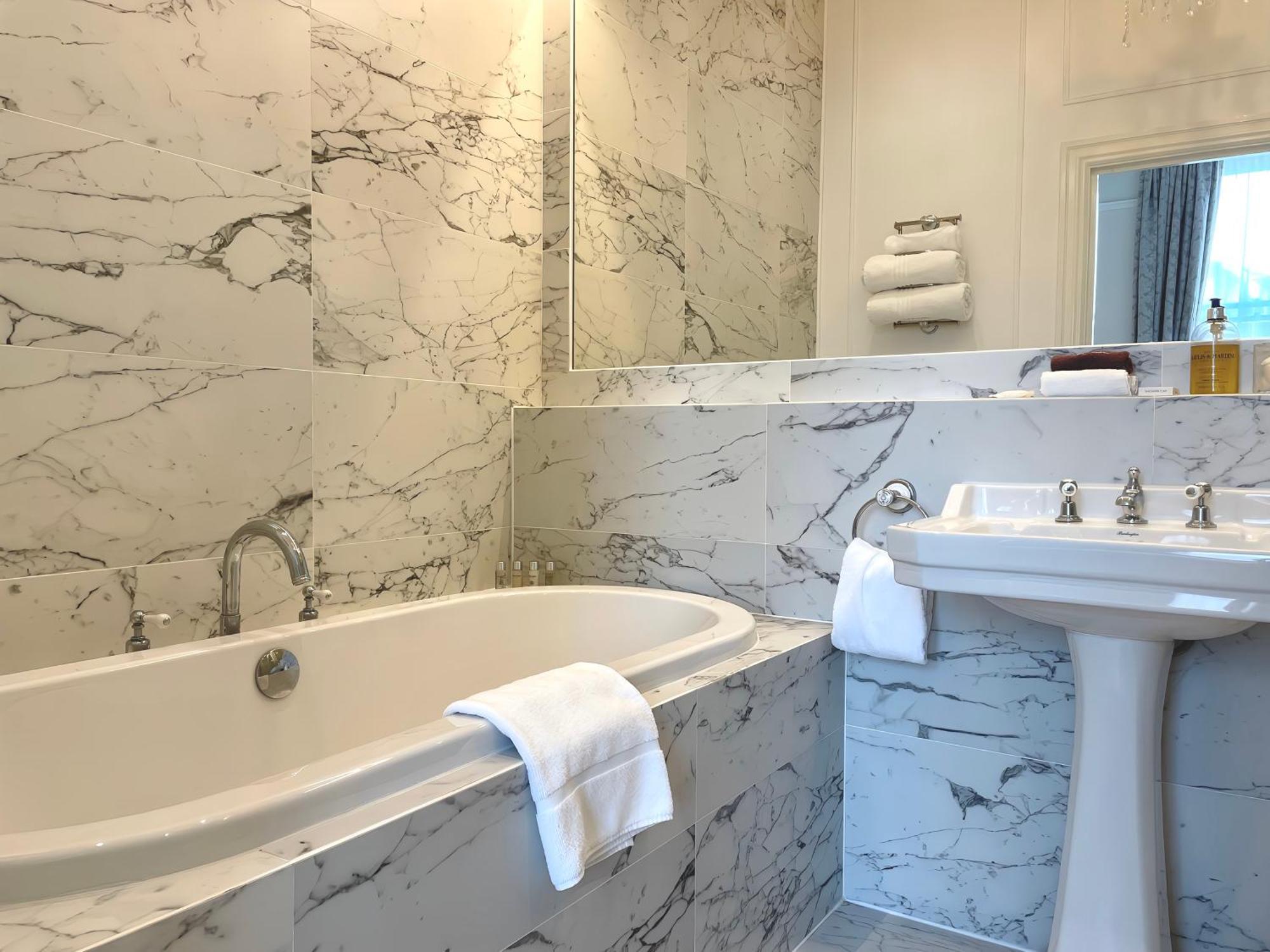 Bathen House Boutique Hotel Стая снимка Bathroom in the hotel