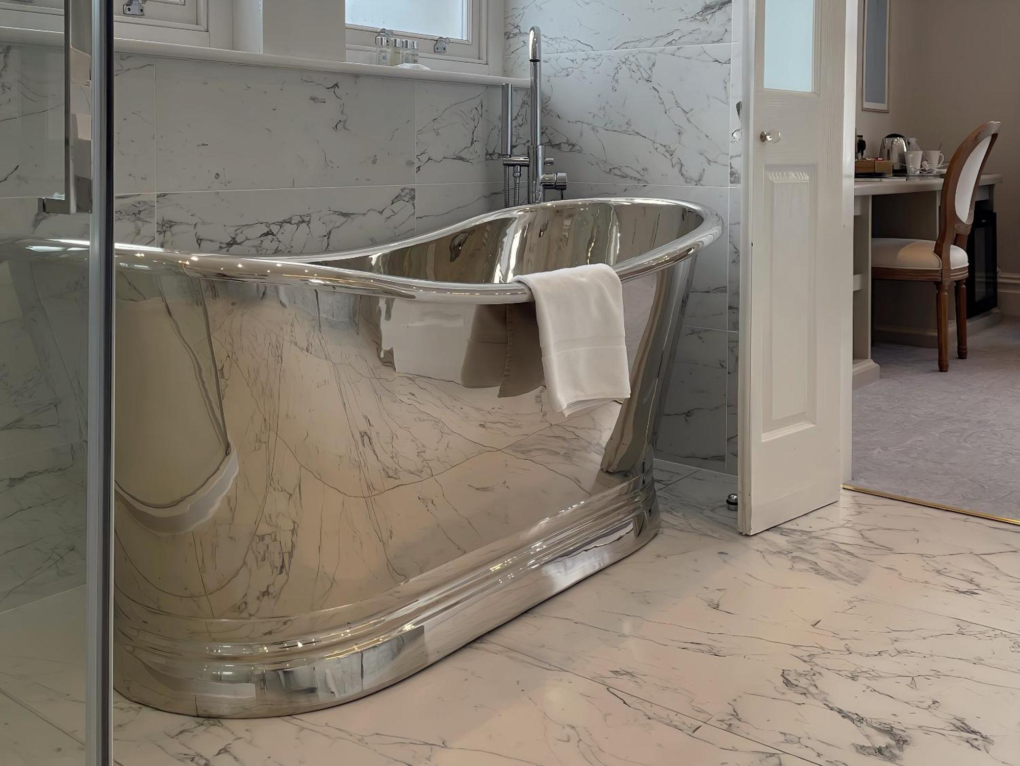 Bathen House Boutique Hotel Стая снимка A freestanding bathtub